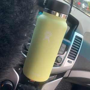 Yellow Hydroflask 32oz. Like new.